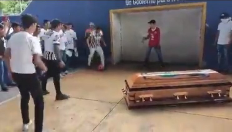 Друзья погибшего футболиста устроили в Мексике странную акцию (Видео)