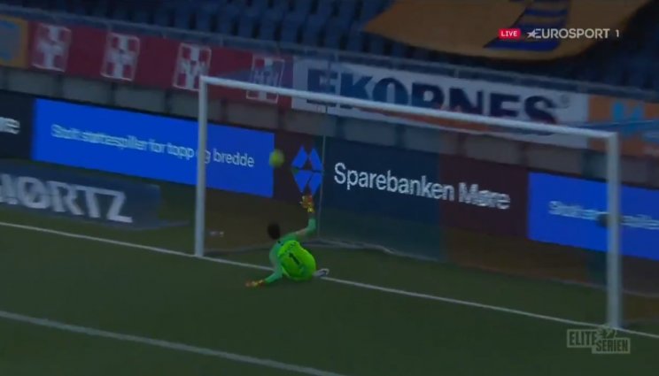 В чемпионате Норвегии состоялся курьезный гол с центра поля (Видео)