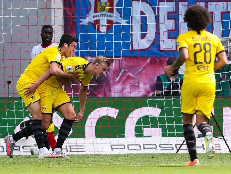 Боруссия празднует забитый гол