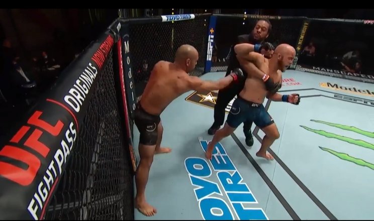 Джейнс дебютировал в UFC и вырубил соперника за 41 сек (Видео)