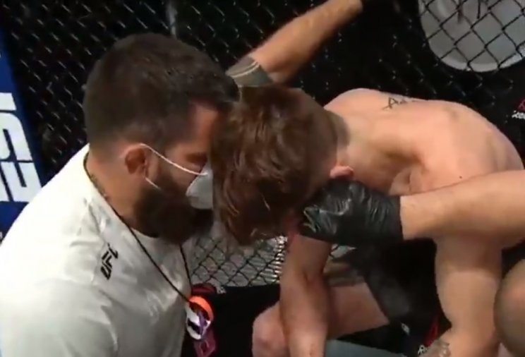 25-летний Рохскопф минуту упрашивал тренера снять его с боя на UFC (Видео)