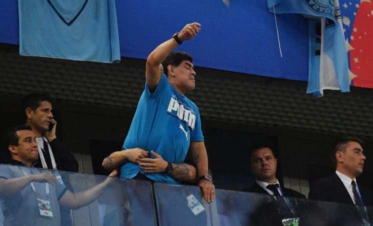 Марадона в своем стиле: неадекватный танец со спущенными штанами (Видео)