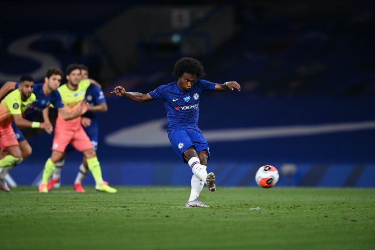 Виллиан пробивает пенальти