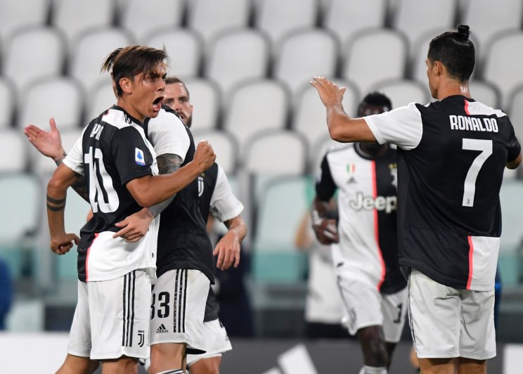 Дибала и Роналду празднуют гол