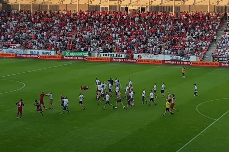 Фанаты «Дебрецена» напали на футболистов - команда вылетела из высшей лиги (Видео)