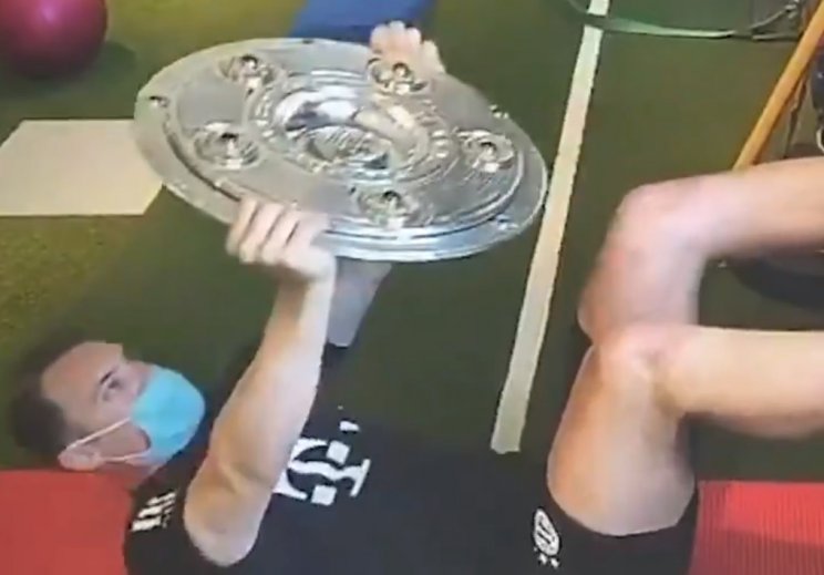 Нойер провел силовую тренировку с трофеем (Видео)