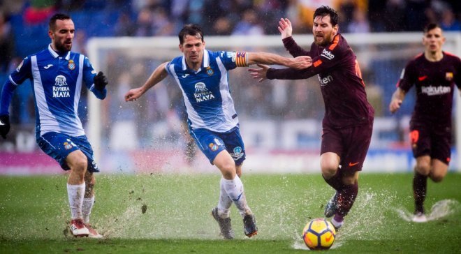 Месси в окружении соперников