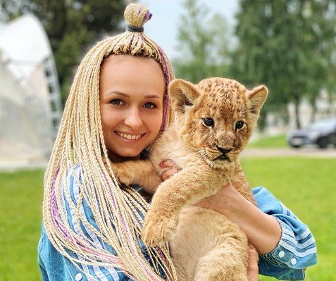 Гимнастка Дарья Спиридонова завела дома льва (Инстаграм) Гимнастка Дарья Спиридонова завела дома льва (Инстаграм)
