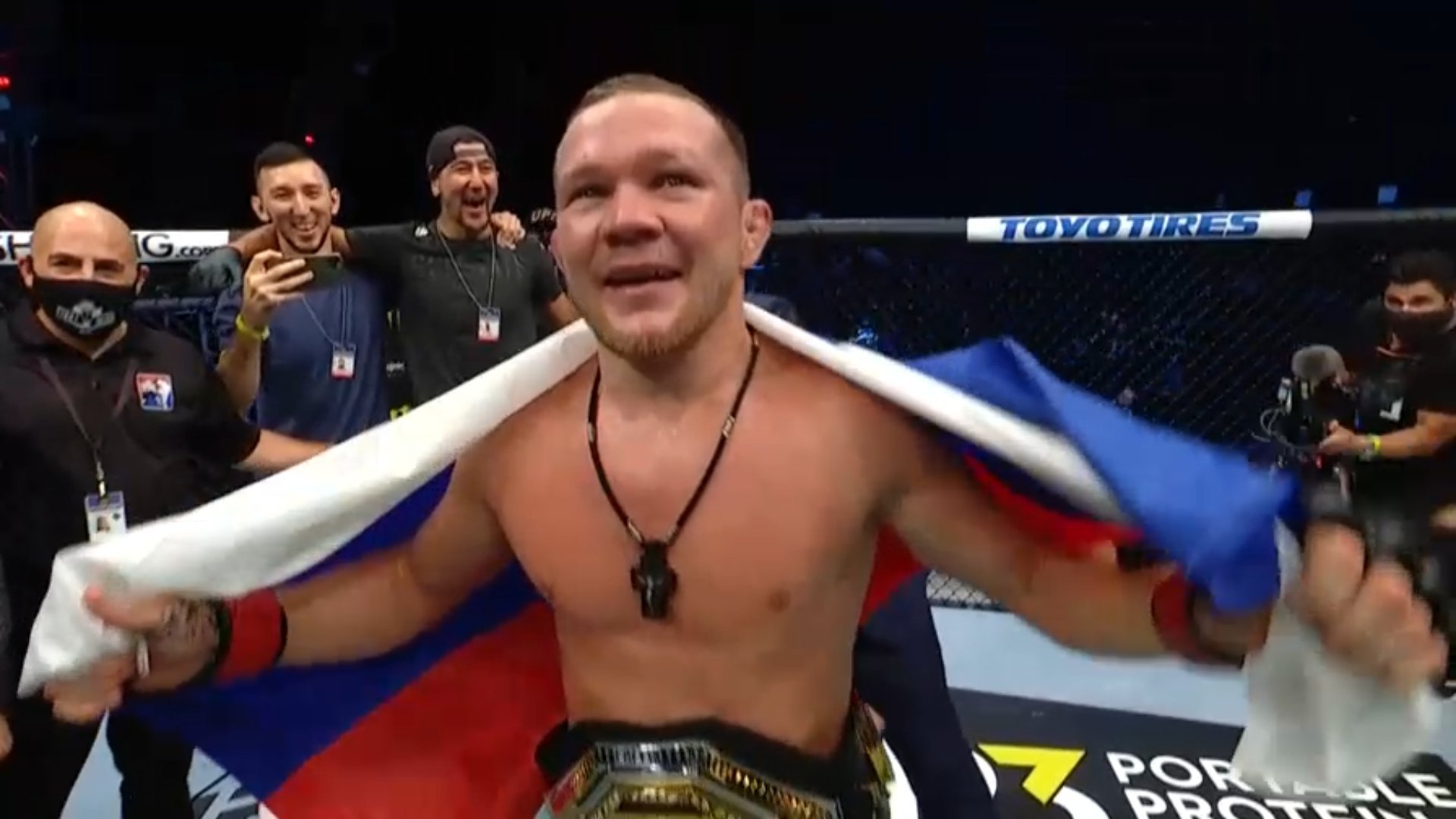 Петр Ян в 5-м раунде нокаутировал Алдо и стал новым чемпионом UFC (Видео)