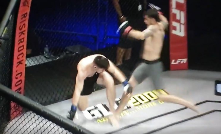 Американец Шон Вэст был дисквалифицирован за жесточайшее добивание коленом на LFA (Видео)