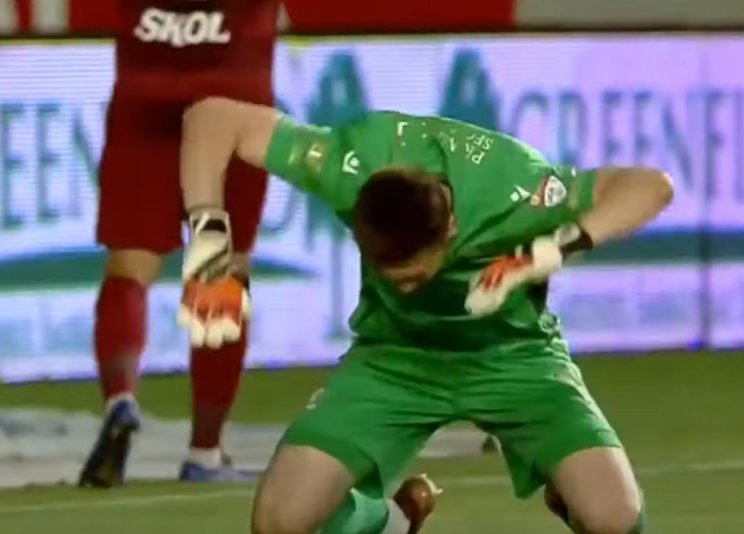 19-летний румынский вратарь потащил 2 пенальти и был «за это» удален (Видео)