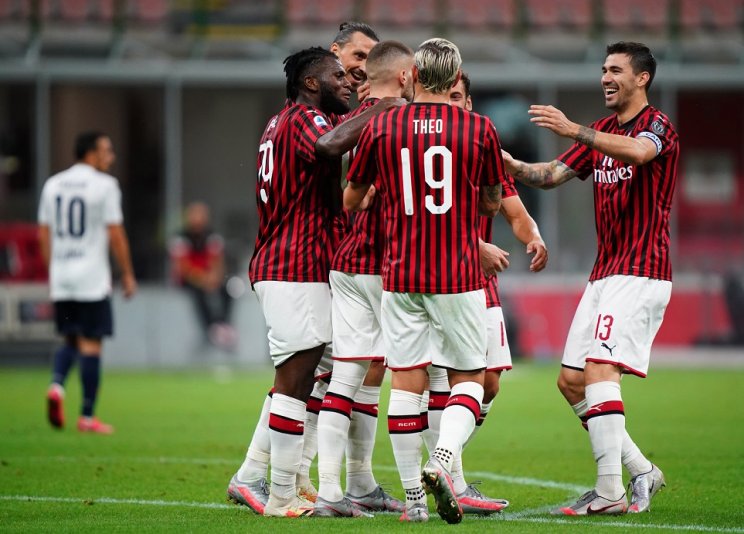 Милан празднует гол