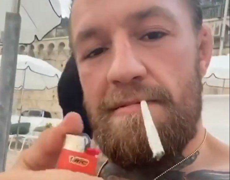 Макгрегор теперь еще и закурил (Видео)