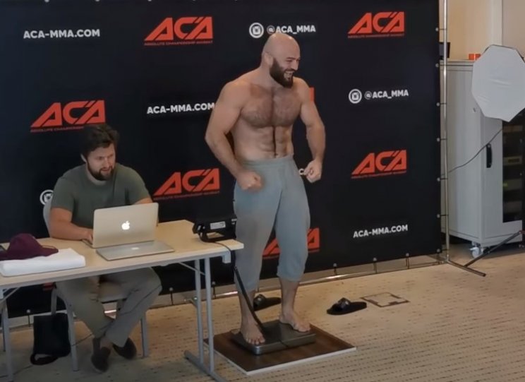 Исмаилов показал на весах 94,6 кг, Емельяненко - 117,1 кг (Видео)