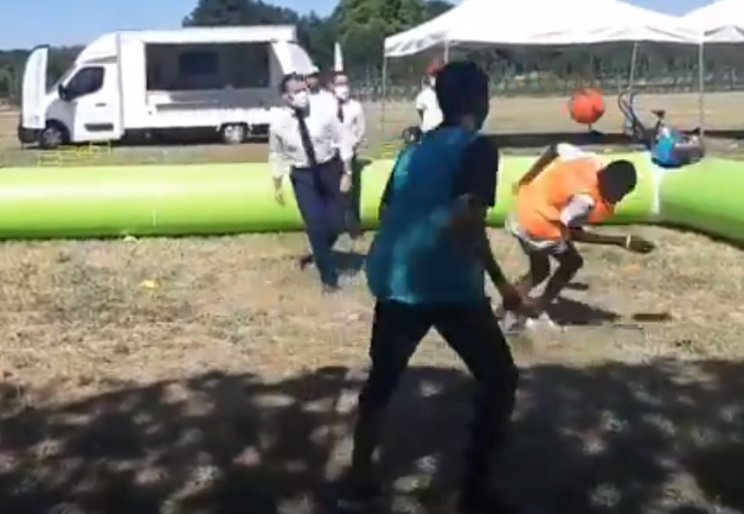 Президент Франции Макрон подбил подростка мячом (Видео)