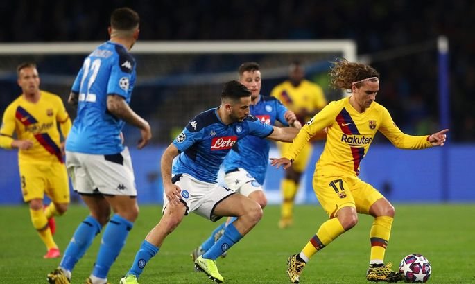 Гризманн убегает от соперников Гризманн убегает от соперников