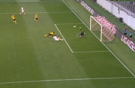 Дзагоев забил, принес победу ЦСКА и вновь получил травму (голы, видео) Дзагоев забил, принес победу ЦСКА и вновь получил травму (голы, видео)