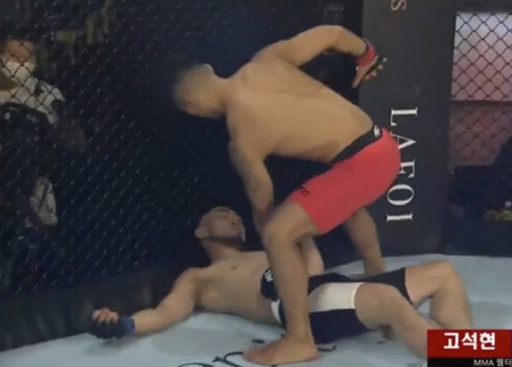 Глубочайший нокаут на турнире AFC14 - потерял сознание с одного удара (Видео)