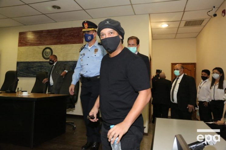 Роналдиньо заплатил штраф и вышел из парагвайской тюрьмы