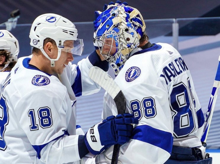 «Тампа» уничтожила «Бостон» в 3-м матче 1/4 финала Кубка Стэнли (Видео)