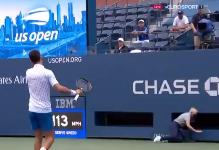 Джоковича сняли с ЮС-опен - попал мячом в линейного судью (Видео)