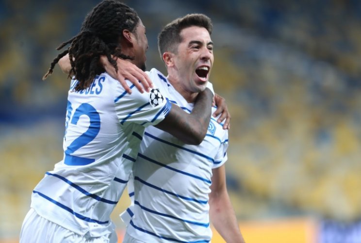 Де Пена и Родригеш празднуют гол
