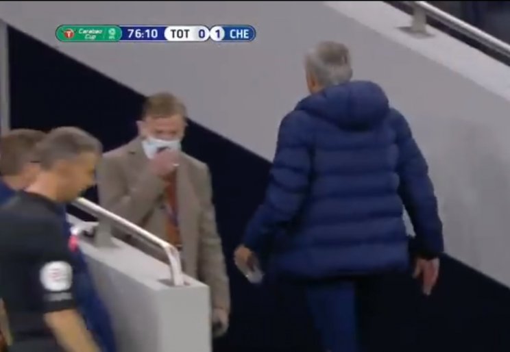 Моуринью побежал за футболистом в туалет во время матча (Видео)