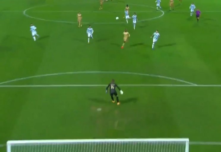 Гомеш забил гол с середины поля, наказав вратаря (Видео)