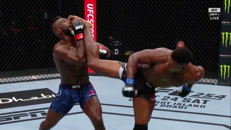 Бакли эффектно нокаутировал Касанганая на UFC (Видео)