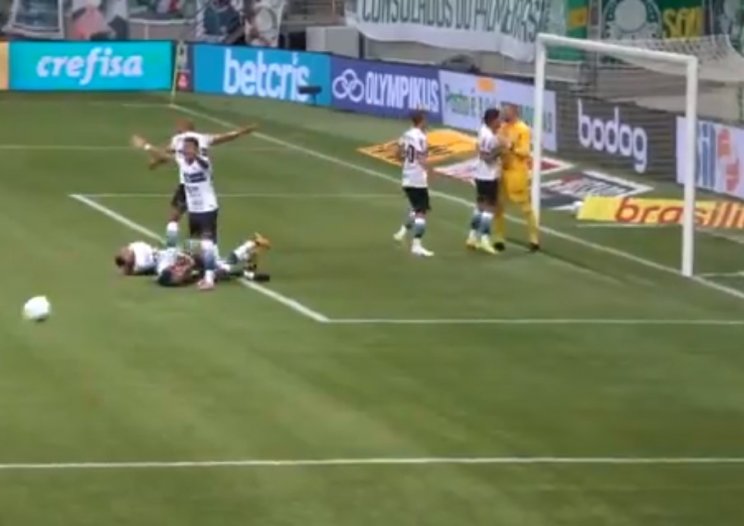 Сразу два бразильца рухнули на поле - невероятная симуляция (Видео)