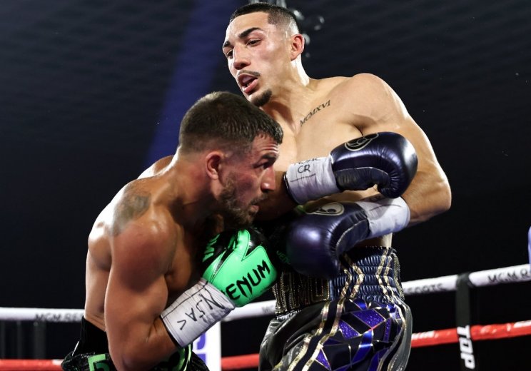 Ломаченко проиграл Лопесу сразу 3 пояса - WBC, WBA и WBO (Видео) Ломаченко проиграл Лопесу сразу 3 пояса - WBC, WBA и WBO (Видео)