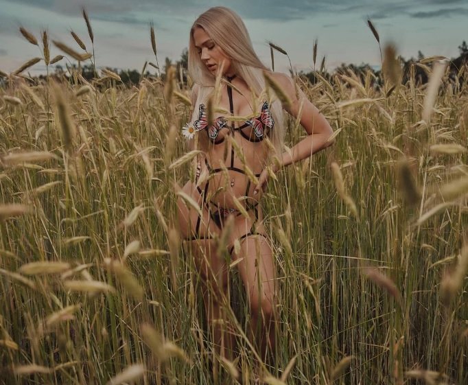 Горячая мотогонщица из Эстонии Сандра Россме: откровенные фото и видео