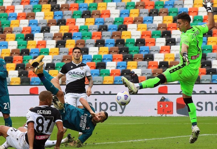 Златан забивает гол в ворота Удинезе