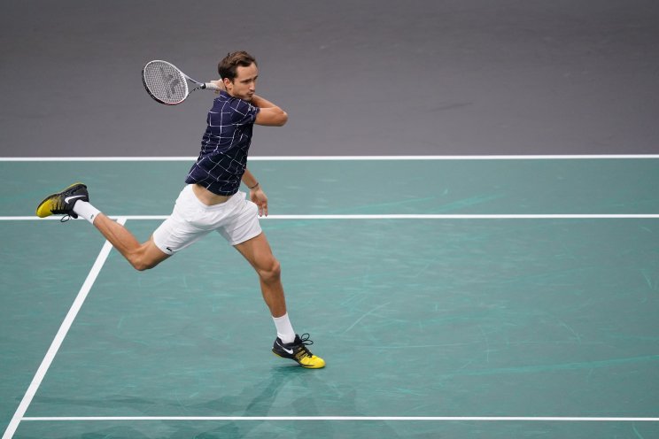 Медведев победил Раонича и вышел в финал «Мастерса» в Париже