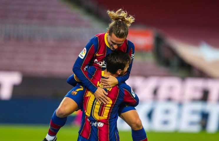 Гризманн и Месси празднуют гол