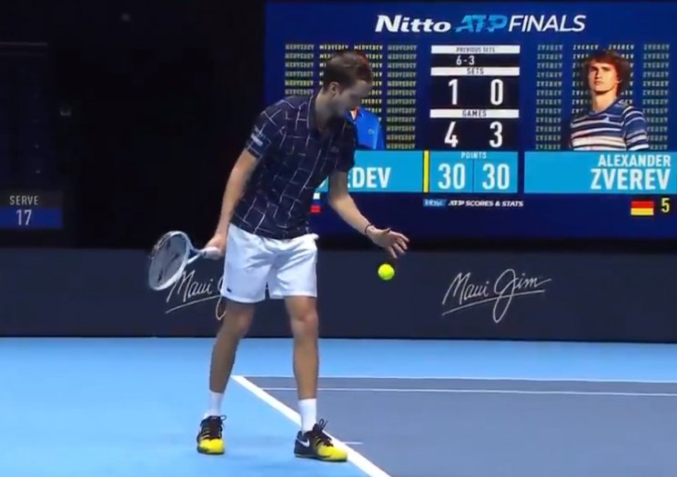 Медведев обыграл Зверева, в решающий момент исполнив подачу снизу (Видео)