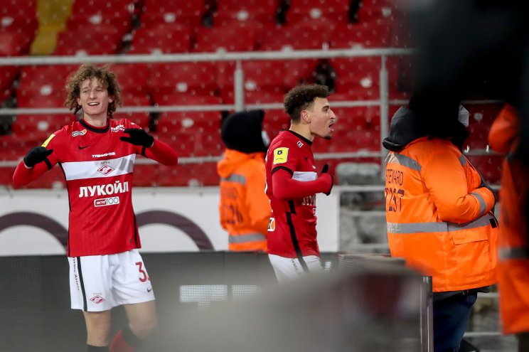 Крал и Ларссон празднуют гол