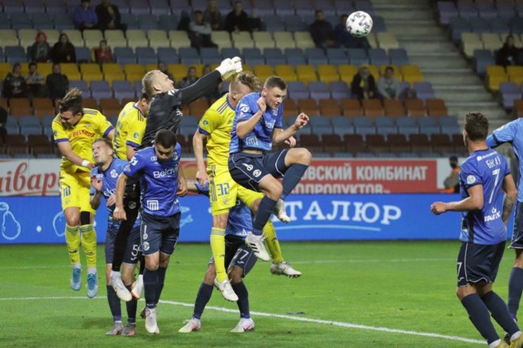 Верховая борьбу в штрафной Динамо-Брест