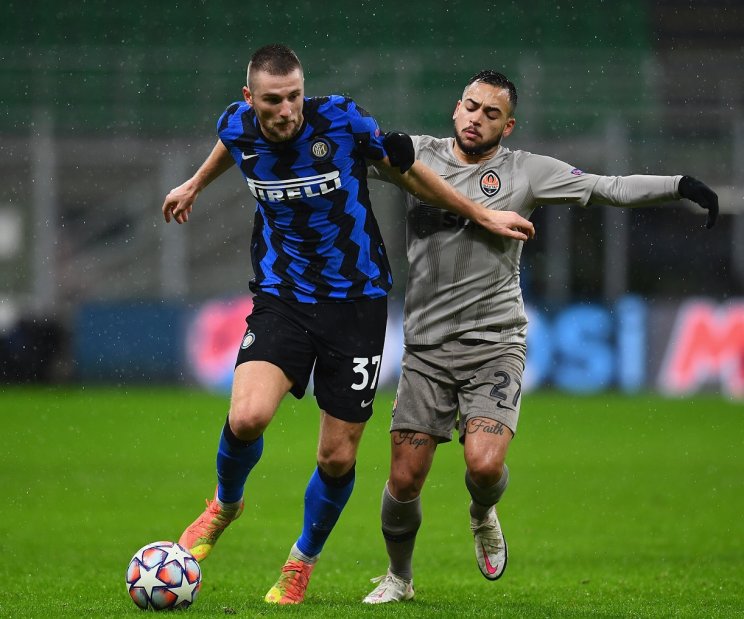 Борьба игроков Интера и Шахтёра