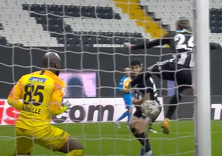 Защитник «Бешикташа» Вида забил красивый гол пяткой (Видео)