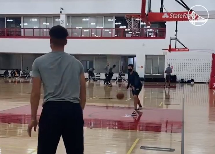 Стефен Карри на тренировке забил 105 «трешек» подряд (Видео)