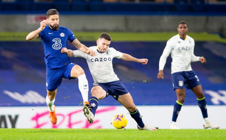 Борьба за мяч Макгинна (Астон Вилла) и Жиру (Челси)