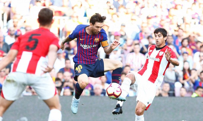 Месси противостоят игроки Атлетика Месси противостоят игроки Атлетика