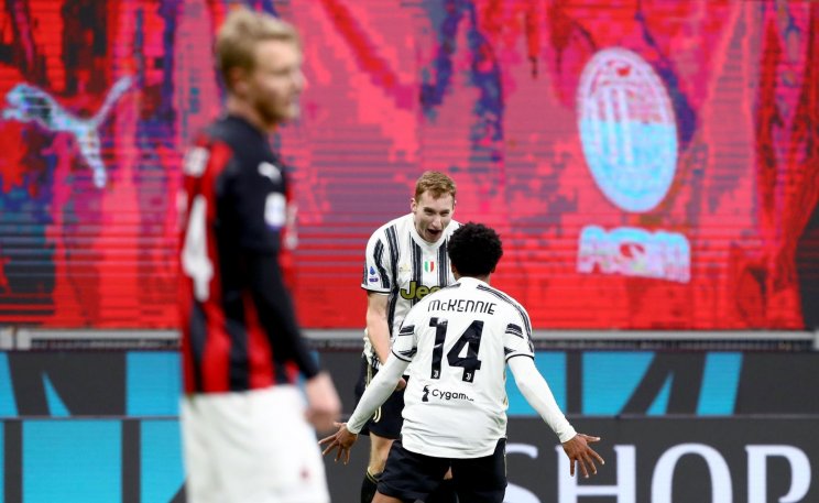 Маккенни и Кулушевски празднуют гол в ворота Милана