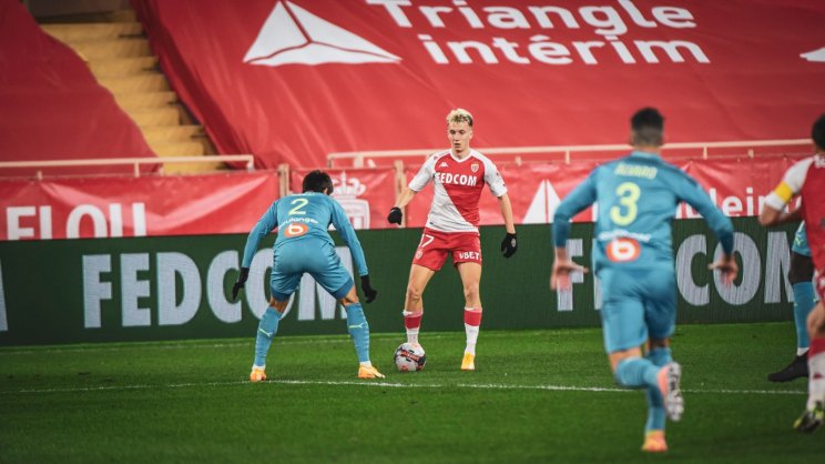 Головин против игрока Марселя Головин против игрока Марселя