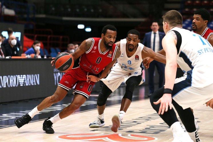 Пантер (Милан) убегает от Холлинза (Зенит)