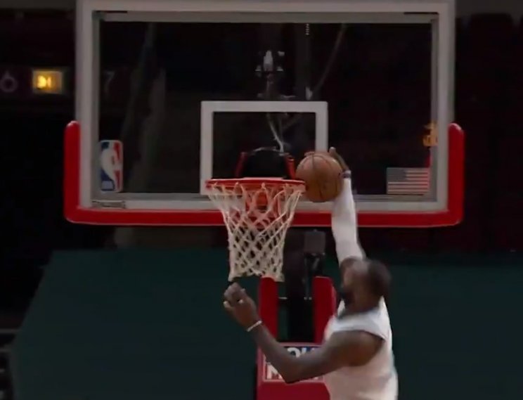 Леброн попал в рубрику к Шакилу О'Нилу - не смог забить данк (Видео)