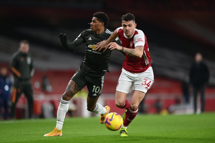 Борьба между футболистами Арсенала и МЮ