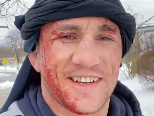 Боец ММА Двалишвили головой пробил лед в проруби (Видео)