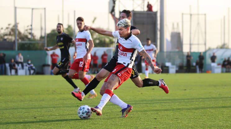 Айртон забивает гол в ворота Шахтёра